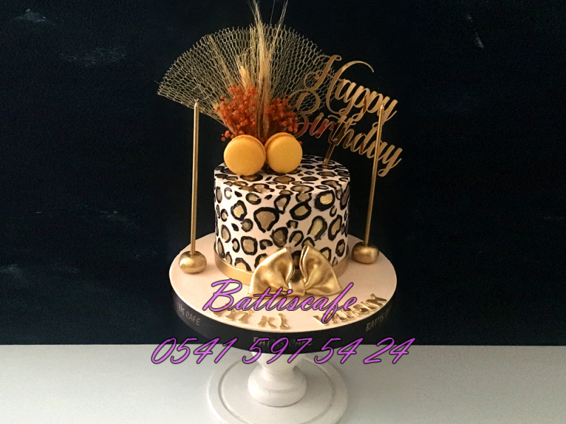 Leopar desenli doğum günü pastası