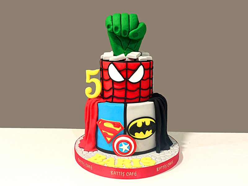 Süper Kahramanlı Doğum günü Pastası
