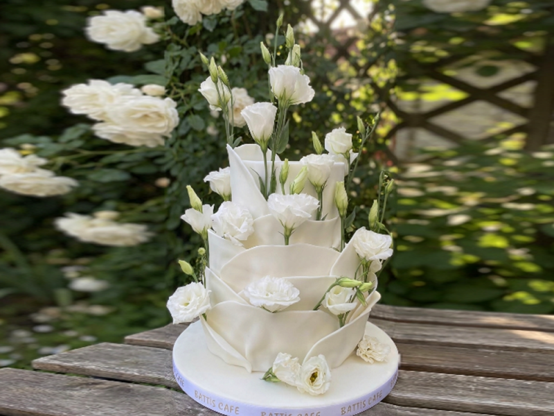 Çiçekli Nişan Pastası