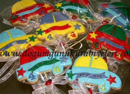 Arabalı Ve Hello Kityli Cupcakeler